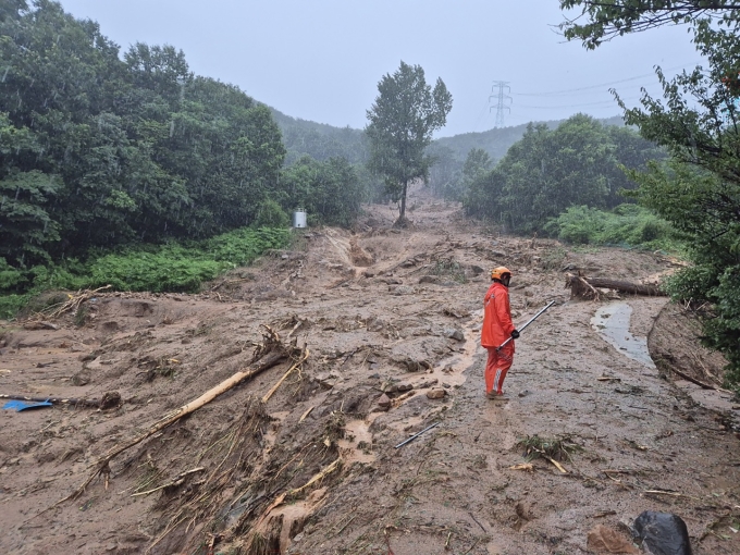 Hiện trường vụ lở đất tại tỉnh Gyeongsang Nam ngày 19/7. Ảnh: AFP