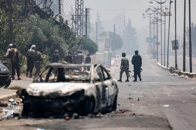 Các tay súng Bedouin trên đường phố thủ phủ Sweida ngày 19/7. Ảnh: AFP