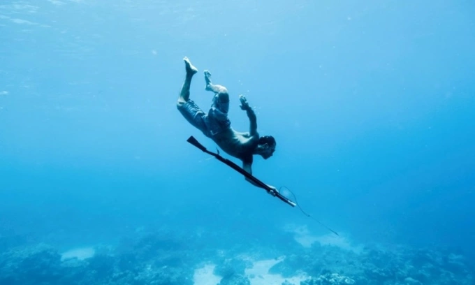 Người Bajau dựa vào khả năng lặn sâu để đánh bắt cá và nhiều loại hải sản. Ảnh: Redux