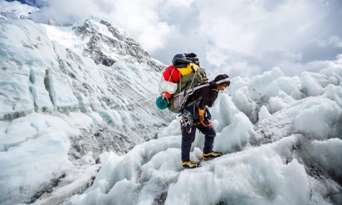 Một người Sherpa ở thác băng Khumbu, Nepal. Ảnh: Nat Geo