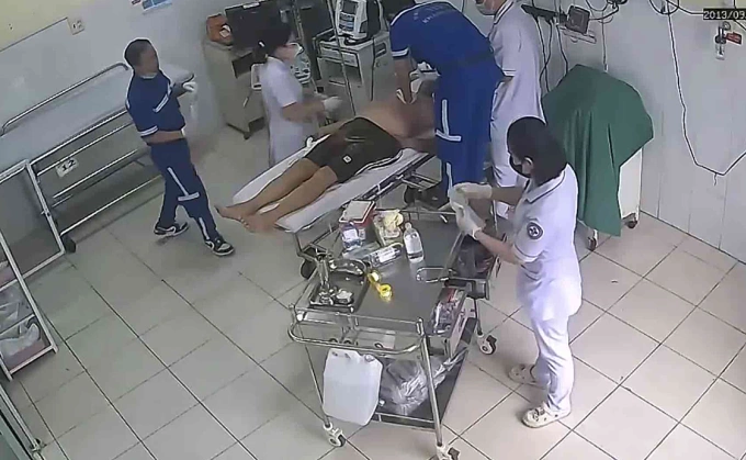 Các bác sĩ Bệnh viện Đa khoa tỉnh Khánh Hòa cấp cứu cho bệnh nhân bị ngưng tim. Ảnh: Bệnh viện Đa khoa tỉnh Khánh Hòa