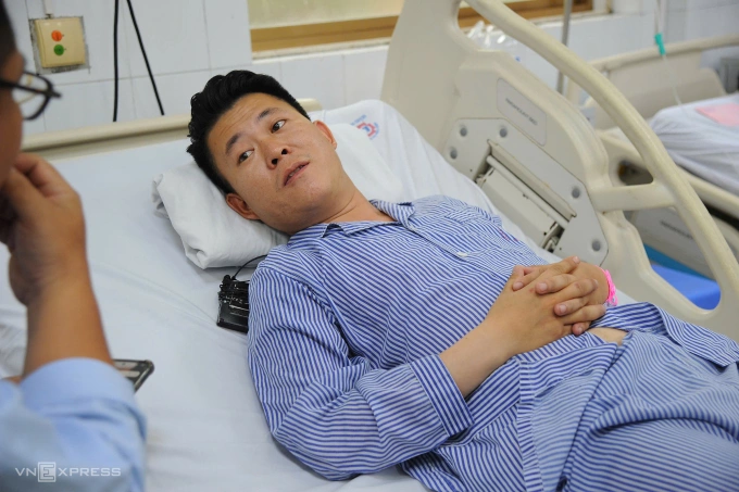 Anh Đặng Anh Tuấn hiện đang được điều trị ở Bệnh viện đa khoa tỉnh Quảng Ninh. Ảnh: Duy Anh
