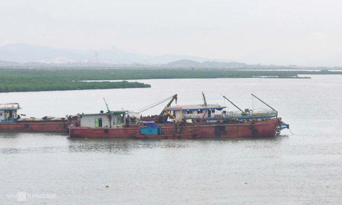 Tàu Vịnh Xanh được đưa về gần Nhà máy đóng tàu Hạ Long. Ảnh: Lê Tân