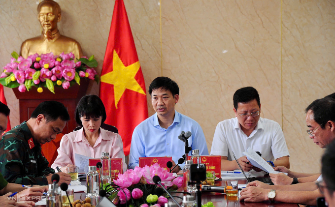 Phó chủ tịch Nguyễn Văn Công (áo xanh) cùng đại diện sở ngành tham gia họp báo. Ảnh: Duy Anh