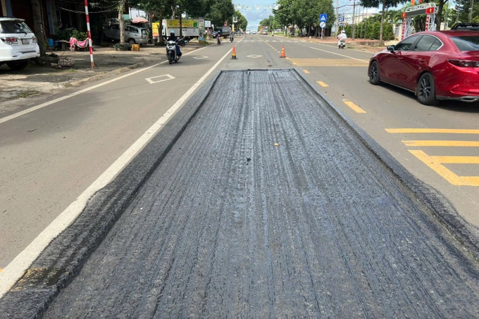 Đơn vị thi công bốc nhựa thi công lại mặt đường. Ảnh: Trần Hóa