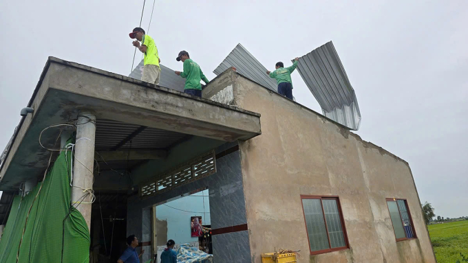 Một căn nhà ở xã Tuyên Thạnh bị tốc mái. Ảnh: Thường Sơn