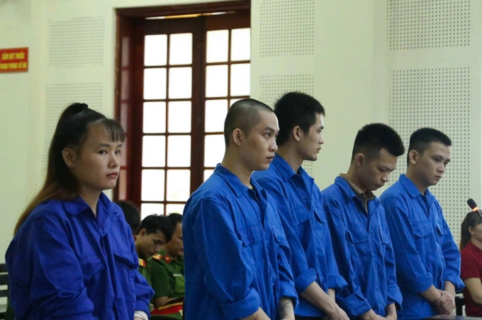 5 bị cáo tại tòa, chiều 21/7. Ảnh: Hùng Lê