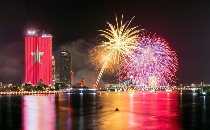 M Landmark – tòa nhà biểu tượng bên sông Hàn, nổi bật giữa màn pháo hoa rực rỡ tại trung tâm Đà Nẵng