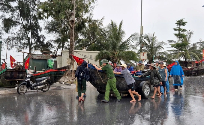 Công an, dân quân tự vệ, đoàn thanh niên hỗ trợ ngư dân đưa thuyền bè lên đường Hồ Xuân Hương (Thanh Hoá). Ảnh: Lê Hoàng