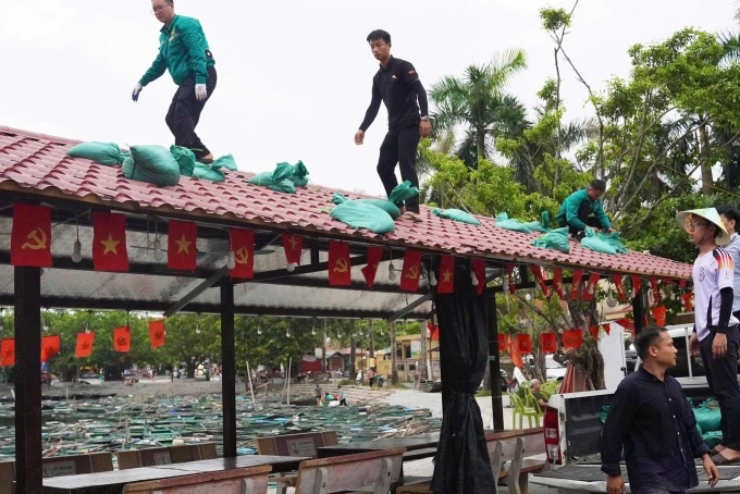 Khu du lịch Tam Cốc - Bích Động, Ninh Bình gia cố mái nhà trước khi bão đổ bộ. Ảnh: Hoa Lư