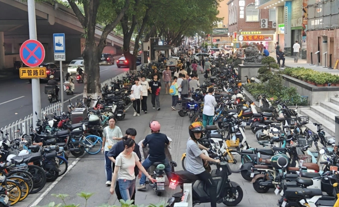 Một khu vực đỗ xe tại Quảng Châu, với nhiều xe đạp điện. Ảnh: Peoples Daily