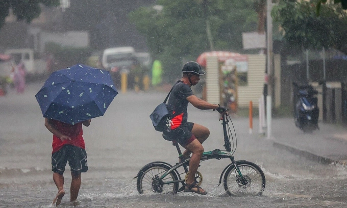 Bão Wipha gây mưa lớn ở Quezon, Philippines. Ảnh: Xinhua