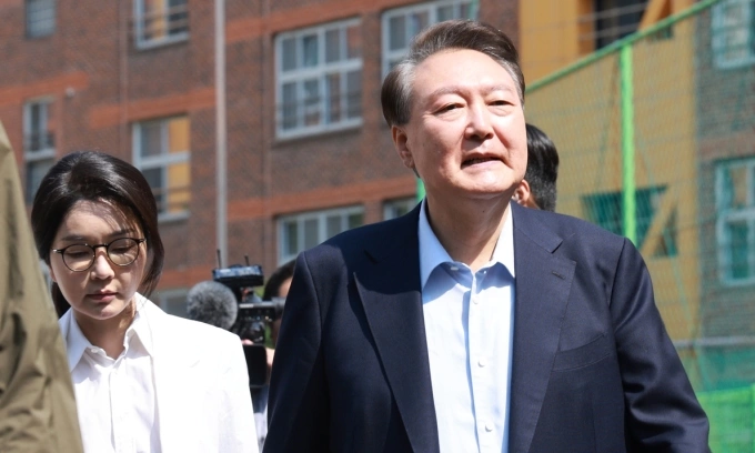 Vợ chồng cựu tổng thống Hàn Quốc Yoon Suk-yeol tại Seoul hôm 3/6. Ảnh: Yonhap