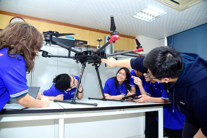 Sinh viên ngành Khoa học Vũ trụ và Công nghệ Vệ tinh tại USTH. Ảnh: USTH