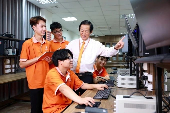 Sinh viên trường Đại học Đại Nam học thực hành tại trường. Ảnh: DNU
