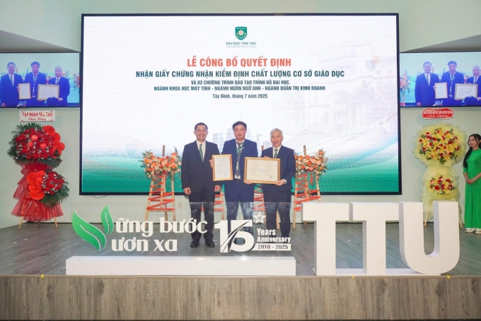 TS. Nguyễn Mai Lâm - Quyền hiệu trưởng trường Đại học Tân Tạo (giữa) nhận giấy chứng nhận kiểm định chất lượng cơ sở giáo dục. Ảnh: Trường Đại học Tân Tạo