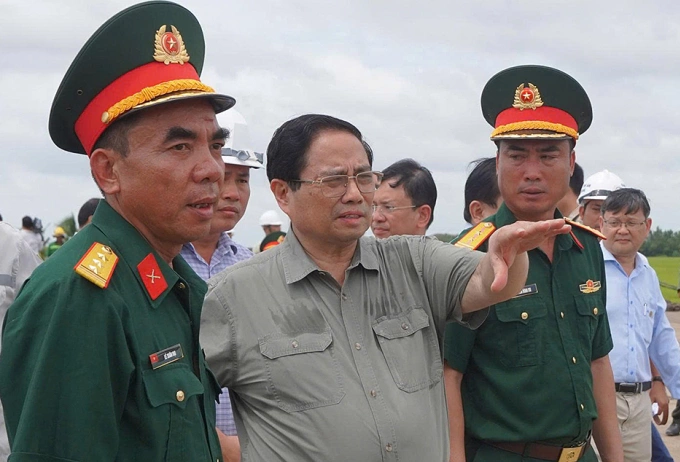 Thủ tướng Phạm Minh Chính kiểm tra công trường dự án cao tốc Châu Đốc - Cần Thơ - Sóc Trăng, ngày 21/7. Ảnh: An Bình