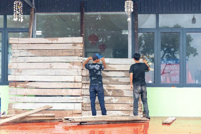Người dân dùng ván gỗ bọc kín cửa kính một nhà hàng ở phường Đồ Sơn (Hải Phòng). Ảnh: Lê Tân