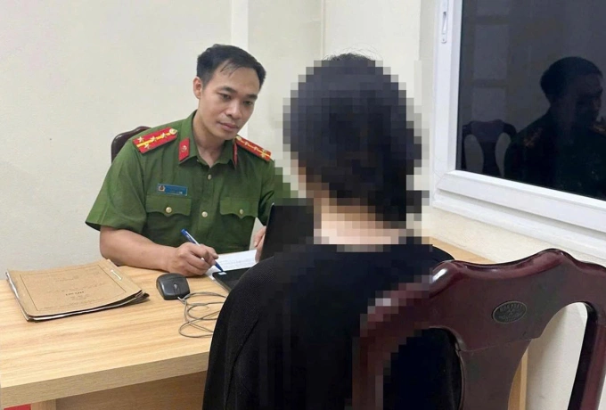 Cán bộ Công an phường Ô Chợ Dừa lấy lời khai nạn nhân. Ảnh: Công an cung cấp