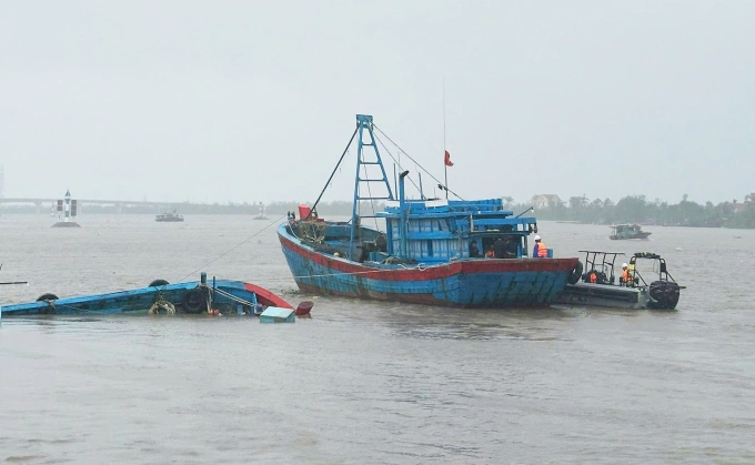 Bão Wipha xô đổ một tàu cá của ngư dân ở trên tuyến sông Chanh (phường Quảng Yên, tỉnh Quảng Ninh). Ảnh: Phạm Chiểu