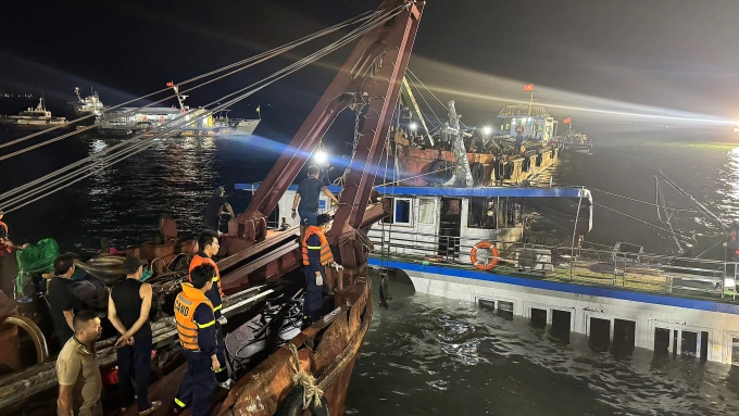 Tàu Vịnh Xanh 58 hai tầng, màu trắng đã được xoay lại rạng sáng 20/7, chuẩn bị kéo về đất liền. Ảnh: Xuân Hoa