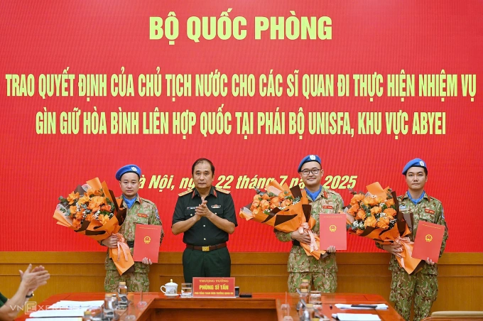 Phó tổng tham mưu trưởng Phùng Sĩ Tấn trao quyết định cho ba sĩ quan. Ảnh: Giang Huy
