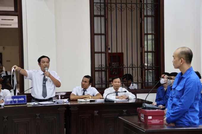 Luật sư bào chữa cho bị hại hỏi bị cáo tại phiên tòa. Ảnh: Phước Tuấn