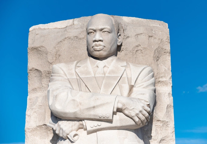 Đài tưởng niệm mục sư Martin Luther King Jr. ở thủ đô Washington ngày 20/1. Ảnh: AFP