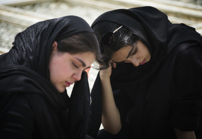 Hai cô gái trẻ người Iran bên mộ người bạn trong khu đất dành riêng để chôn cất những người thiệt mạng trong cuộc chiến 12 ngày giữa Iran và Israel, tại nghĩa trang Behesht-e Zahra ở phía nam Tehran, Iran, ngày 17/7. Ảnh: AFP