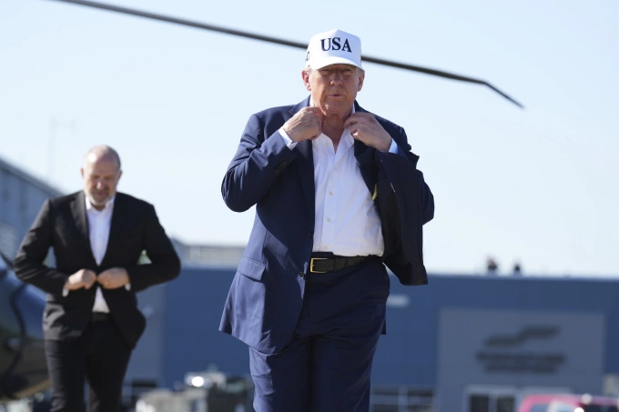 Tổng thống Mỹ Donald Trump tại sân bay ở Morristown, bang New Jersey ngày 6/7. Ảnh: AP