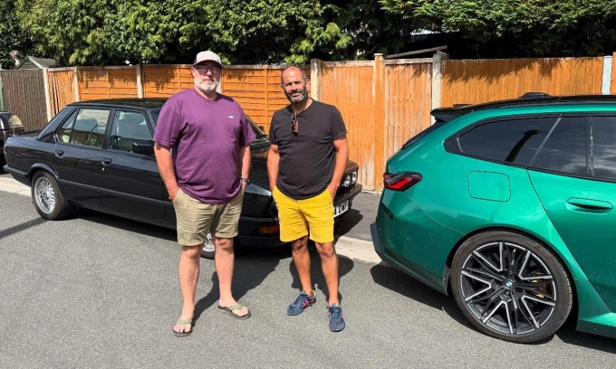 Chris Harris (bên phải) và chiếc BMW M5 màu đen phía sau. Ảnh: Chris Harris