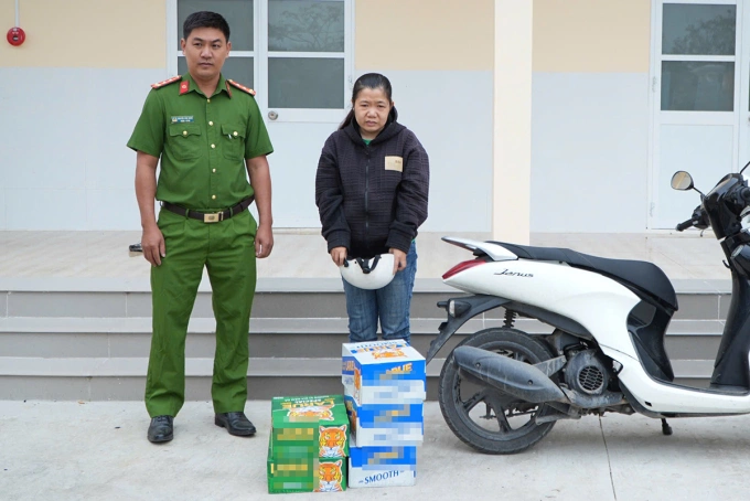 Trương Thị Hồng Mai cùng tang vật, phương tiện gây án, tại cơ quan công an. Ảnh: Công an Cần Thơ