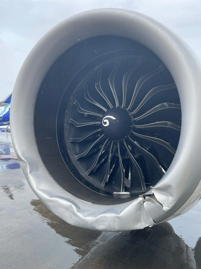 Phần vỏ động cơ máy bay của Air India bị hư hại sau khi trượt khỏi đường băng ở sân bay Mumbai, Ấn Độ ngày 21/7. Ảnh: Times of India