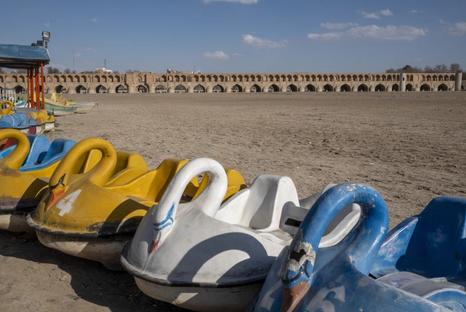 Sông Zayandeh Rud tại Isfahan, miền trung Iran, khô cạn hoàn toàn vào tháng 2. Ảnh: Reuters