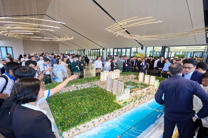 Khách hàng tham quan, trải nghiệm sa bàn Blanca City. Ảnh: Sun Property