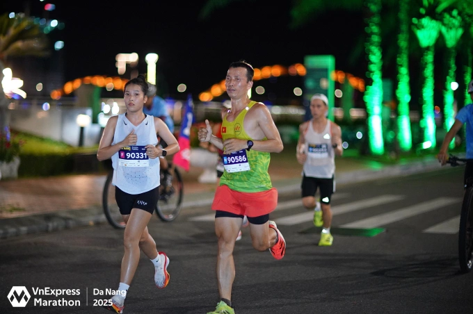 Yến Thu dẫn đầu gần như toàn bộ quãng đường 42km. Ảnh: VM