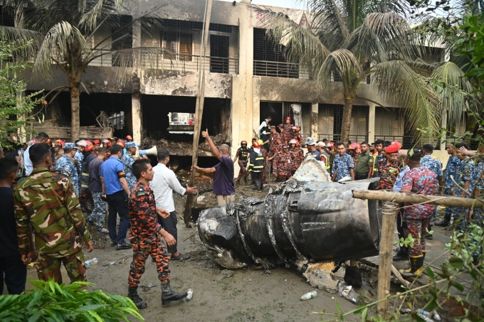 Hiện trường vụ rơi chiến đấu cơ ở Dhaka, Bangladesh, ngày 21/7. Ảnh: AP