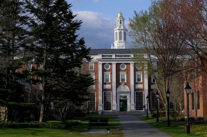 Trường Kinh doanh thuộc Đại học Harvard ở Massachusetts, Mỹ ngày 15/4. Ảnh: Reuters