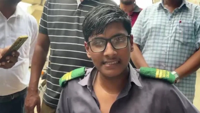 Farhan Hasan, học sinh lớp 10, trả lời truyền thông sau thảm kịch. Ảnh: BBC