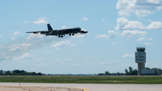 Oanh tạc cơ B-52 Stratofortress cất cánh từ căn cứ không quân Minot ngày 30/6. Ảnh: USAF