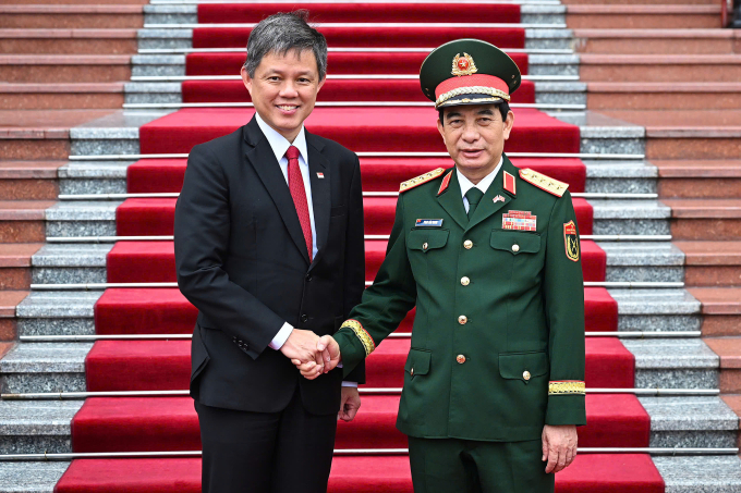 Đại tướng Phan Văn Giang (phải) chủ trì lễ đón ông Chan Chun Sing. Ảnh: Việt Trung