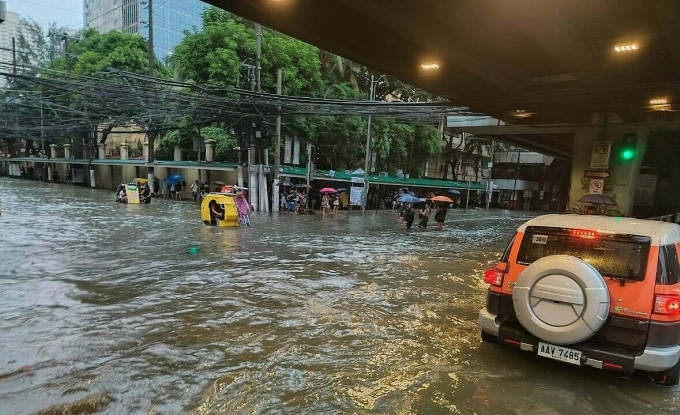Một tuyến đường ngập lụt do mưa lớn ở Manila ngày 22/7. Ảnh: Inquirer