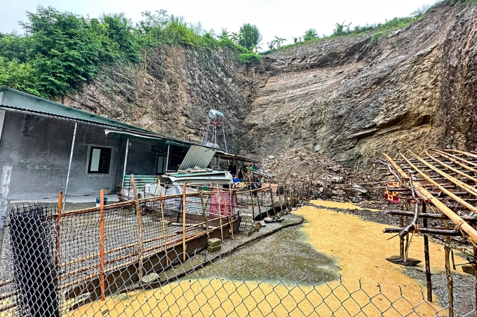 Một nhà dân ở xã Nhôn Mai bị đá từ vạt núi tràn vào, các thành viên trong gia đình đã được đưa đi tránh trú. Ảnh: Đức Hùng