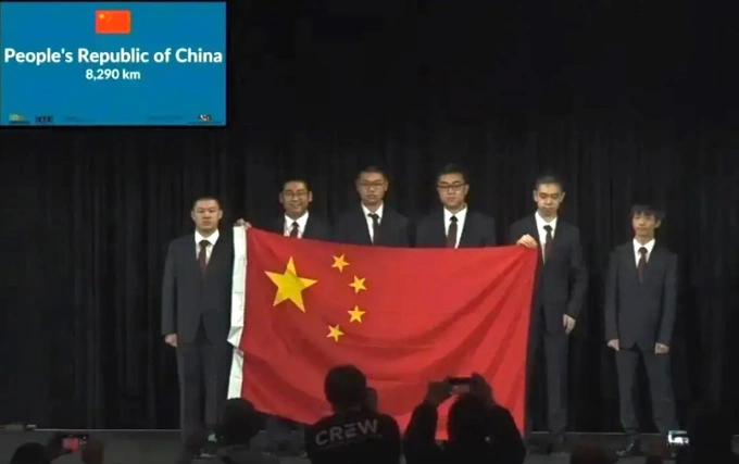Qiming (thứ hai từ phải sang) cùng các thành viên đội tuyển Olympic Toán học Quốc tế của Trung Quốc tại Australia. Ảnh: Sohu