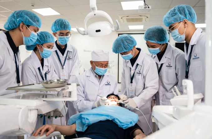 Sinh viên ngành Răng Hàm Mặt của Đại học Phenikaa trong một buổi học. Ảnh: Đại học Phenikaa