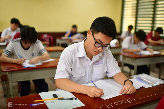 Các thí sinh ở điểm thi trường THPT Trưng Vương, phường Bến Nghé TP HCM. Ảnh: Thanh Tùng