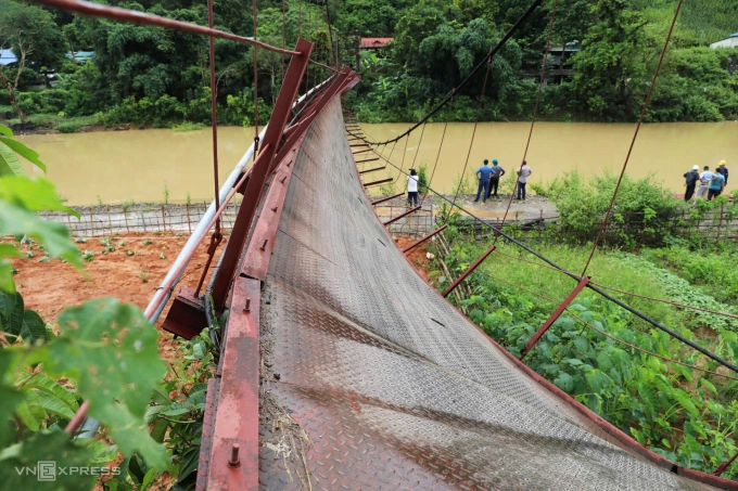 Cầu treo Pa Thơm (xã Thanh Yên, tỉnh Điện Biên) sau khi bị đứt cáp. Ảnh: Trịnh Tư