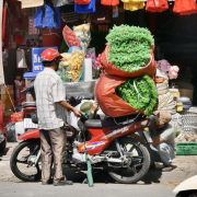 Người lao động khó khăn chuyển đổi trước lệnh cấm xe xăng