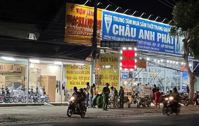 Cảnh sát khám nghiệm hiện trường. Ảnh: Nam An