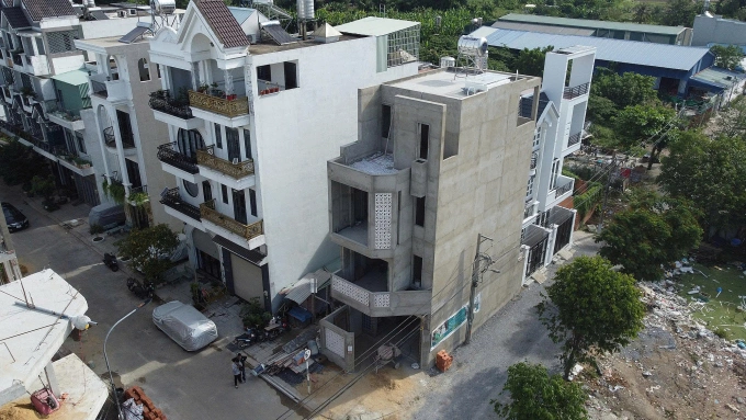 Hình ảnh một căn nhà có thiết kế 3 tầng 1 tum đang trong quá trình xây dựng.